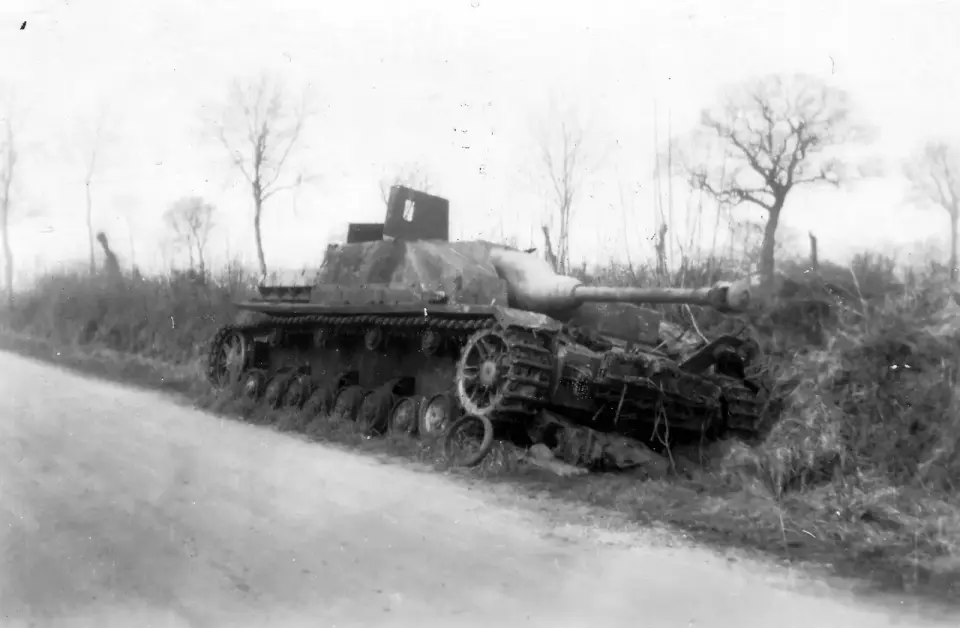 Stug IV ve škarpě
