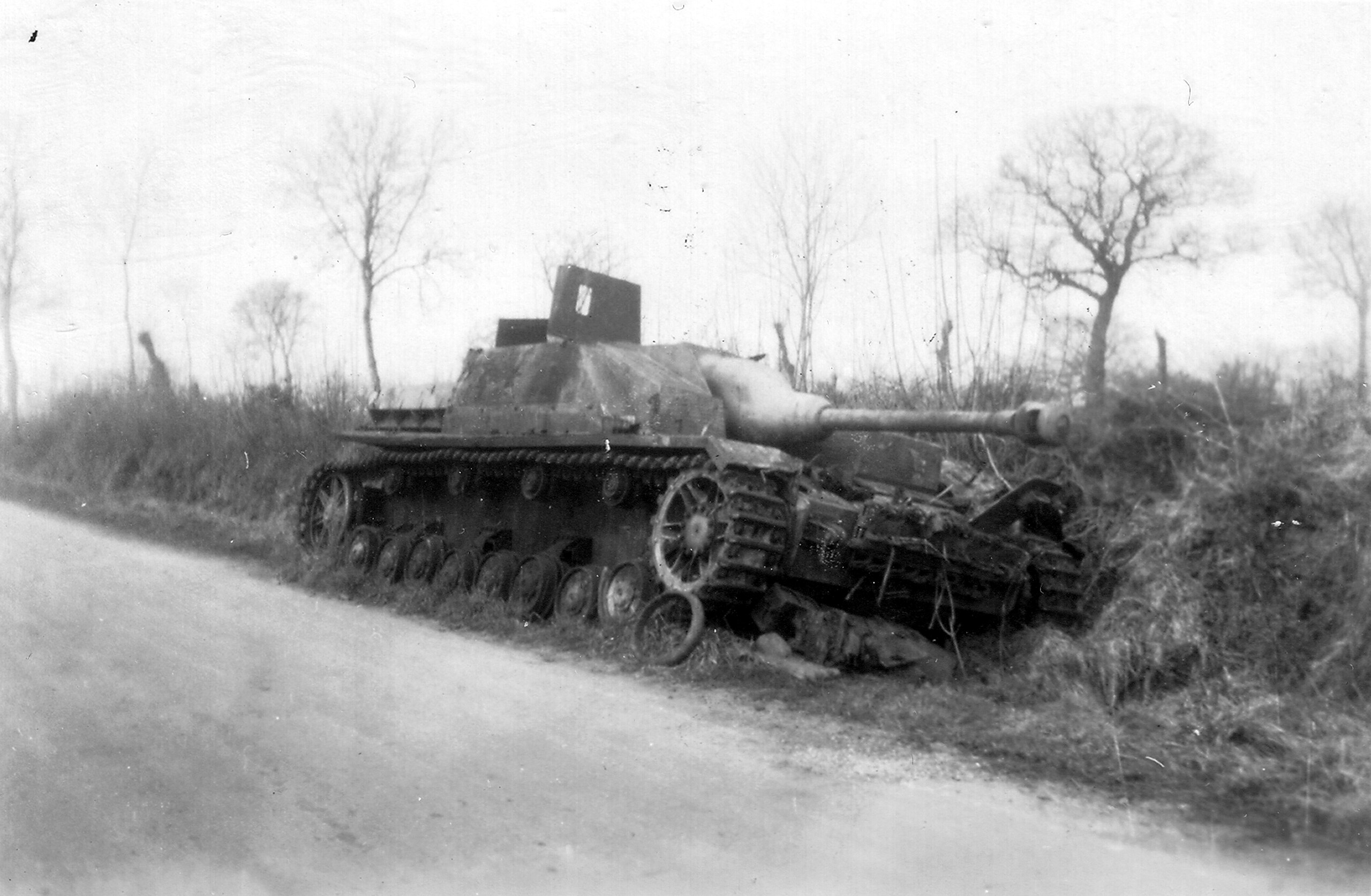 Stug IV ve škarpě