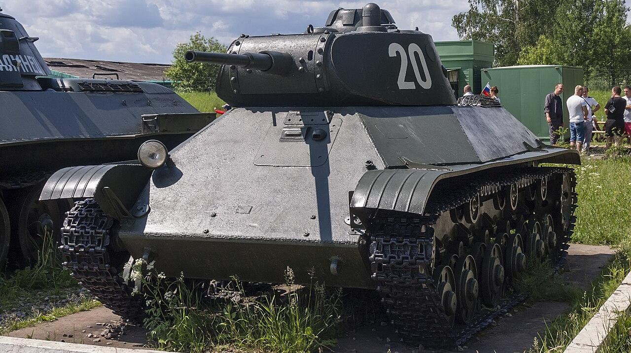 T-50: Sovětský lehký tank z 1941 nástupce T-26 s pokročilým pancířem 
