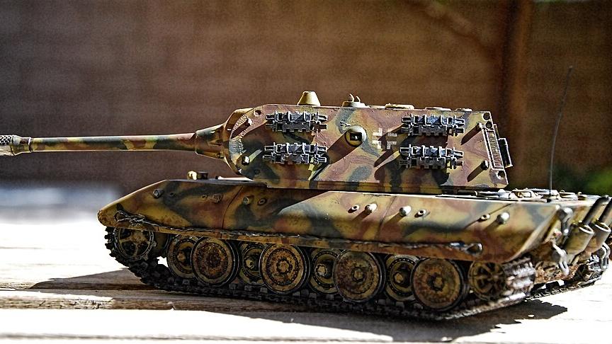 E 100 přežil díky své hrůzostrašné pověsti            